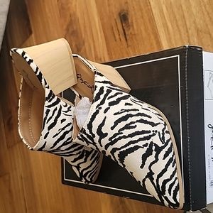 NIB Women's Qupid size 6 Zebra mules